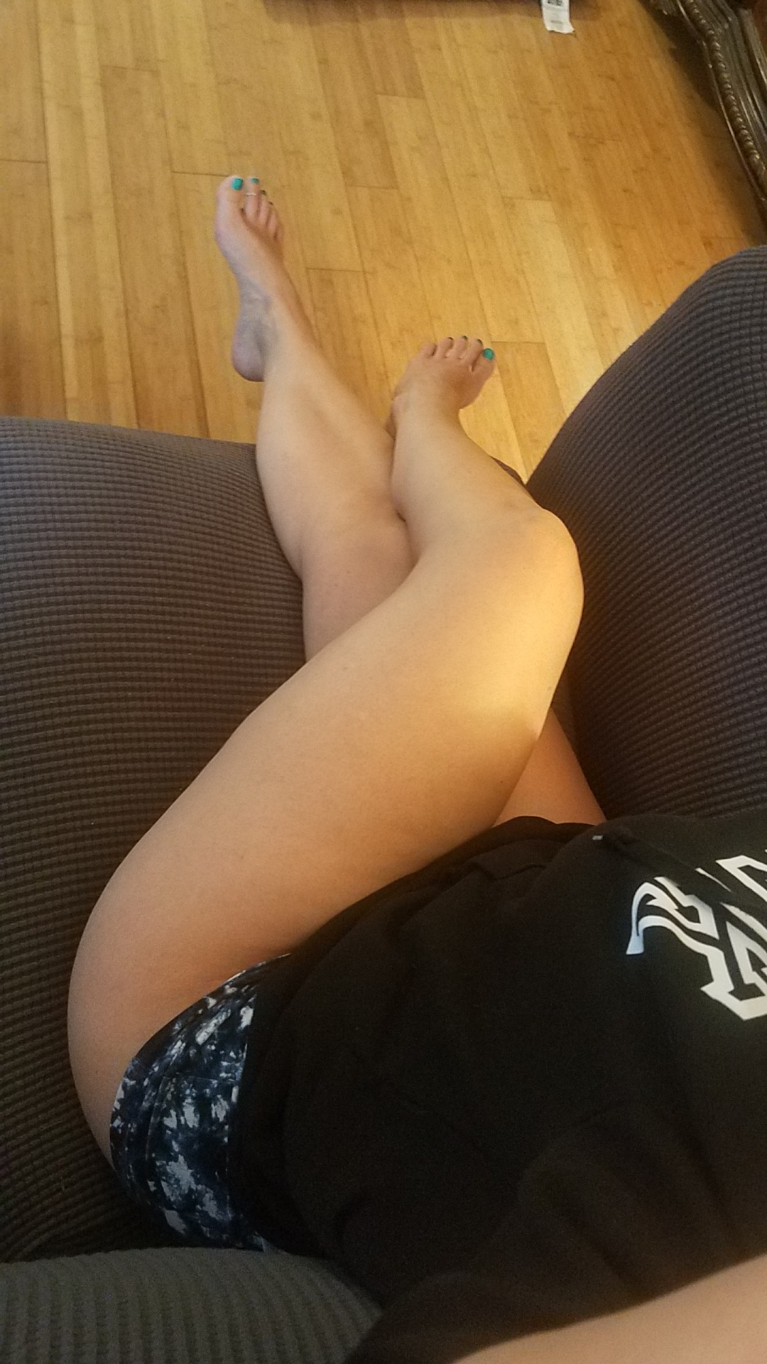 myprettywifesfeet:A very cute view of her beautiful hips,legs and feet.please comment