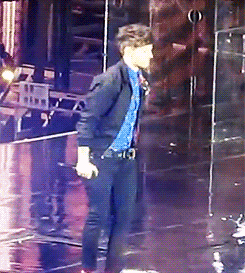 aryanstark:  Louis doing his new favorite dance move 