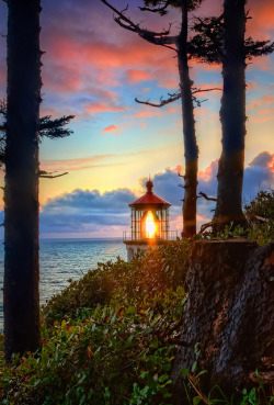 inoturno:  Heceta Head Lighthouse by Fresnatic