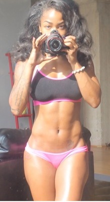 dctrump247:  ebonyaesthetics:  Submit your pics! | Workout Motivation | Facebook    | iG: @EbonyAesthetics!  Wow