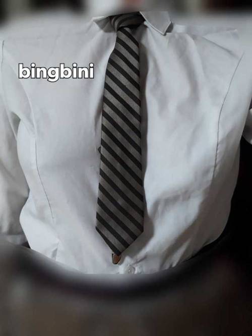 bingbini: 헐 학교갔다왔는데 팔로워 뭐야뭐야 !  깜짝 놀랐네 사진은 방금 찍은 교복이지롱(사실 나 오늘 브라안입었다)