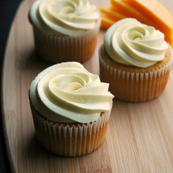 gastrogirl:  cupcakes with whipped mango