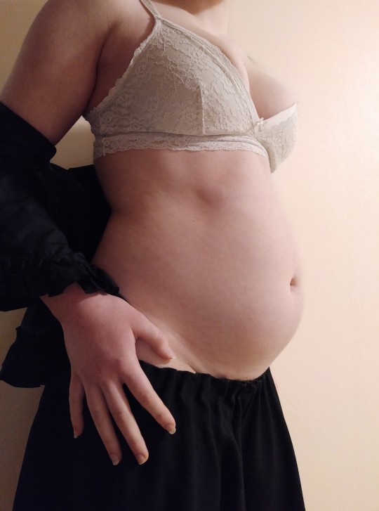 Porn photo bellabloatbelly:my tummy is so swollen, it