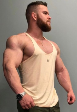 musclegodselfies:Justin Huyghue