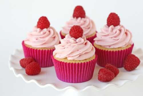 yummyinmytumbly: Raspberry Vanilla Cupcakes