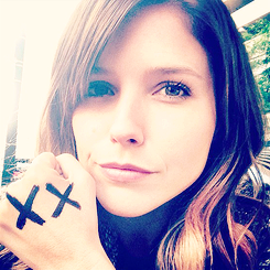 fuckyeahmissbush:Sophia Bush - Face (social media)