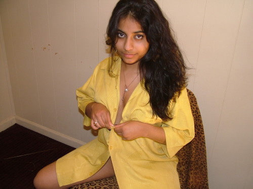 XXX india-exotica:  Indian strips nude and spreads photo