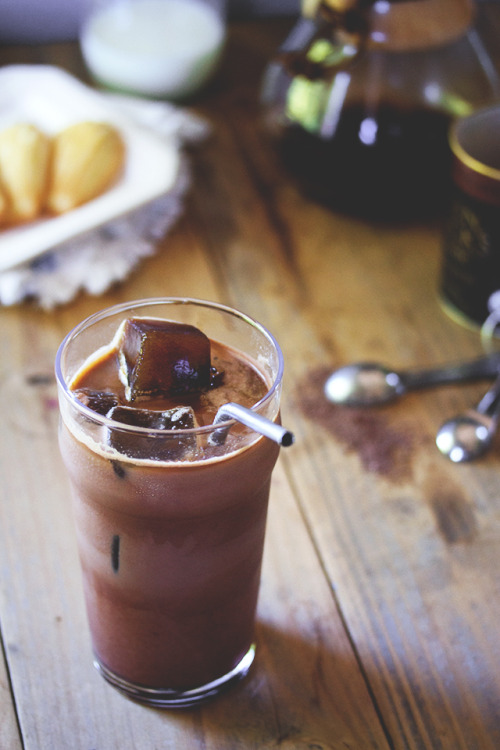 confectionerybliss:  iced mocha with coffee cubes        from honestly yum         