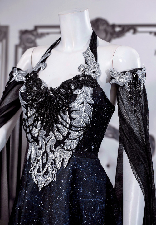 Favourite Designs: Wulgaria ‘Black Lace Moon Phases’ Gown [x]