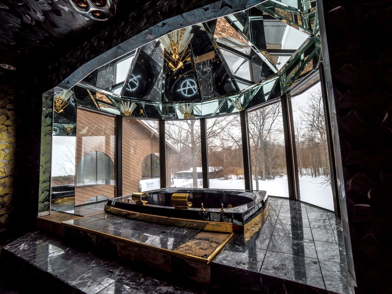 terrifiantus:The Abandoned Home of Mike TysonIn Ohio, this mansion has stood empty