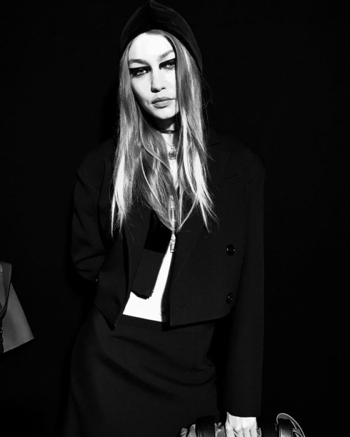  Gigi Hadid backstage at Versace FW17 RTW fashion show during #MFW, February 24, 2017. 