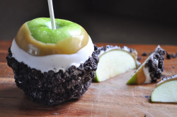 bakeddd:  oreo caramel apples click here for recipe 