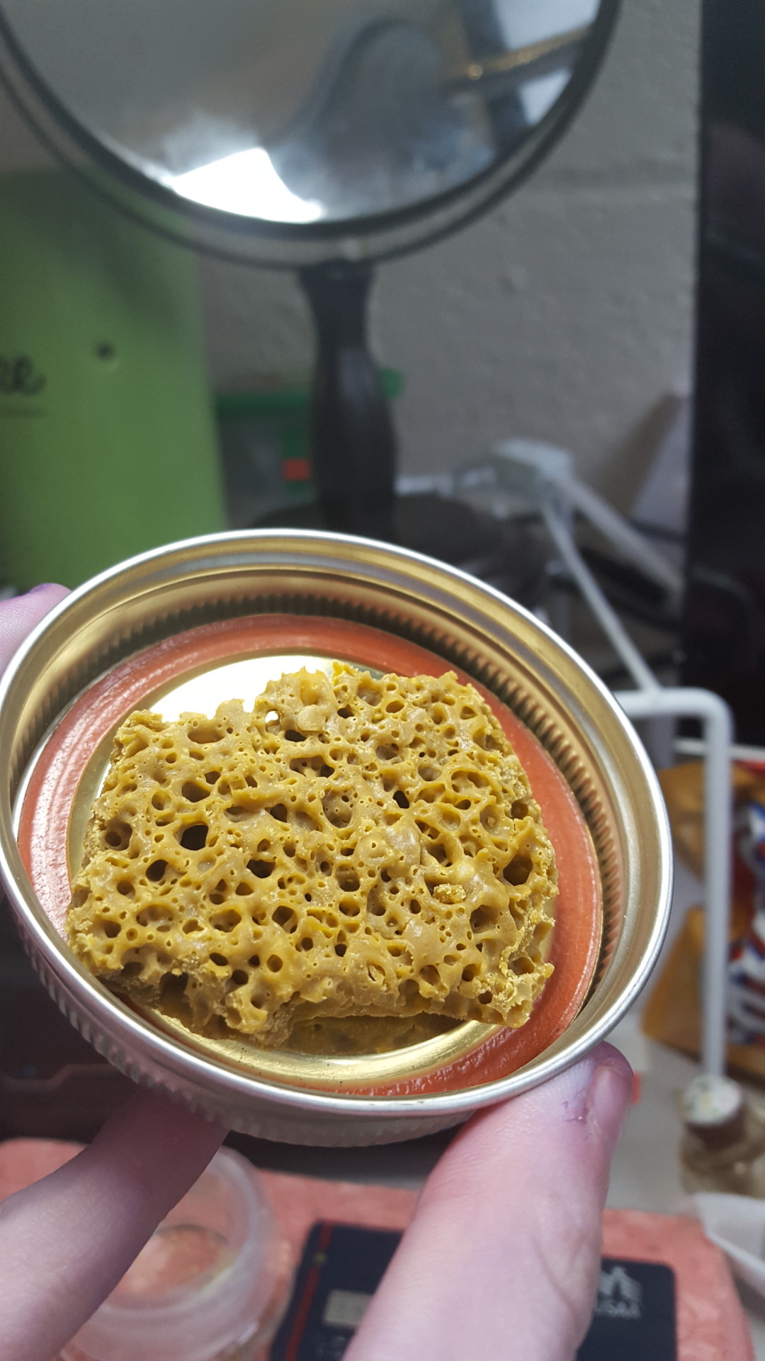 skulltapuss:  smokinghiigh:  10g of uncrumbled crumble  This looks like a crunchy