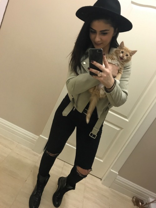 catsbeaversandducks: boredemotionalandhungry:When you tell the cat to smile for the photo and he act