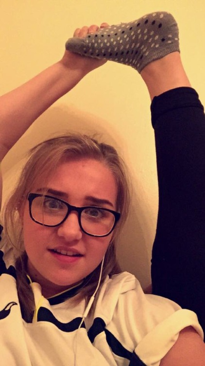 hollyharrisx:  Reblog if you wanna fuck me with my legs above my head ;)  Yes! Please!