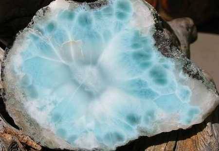 the-brambled-way:I have a mighty need for this. Seems Larimar is good at getting