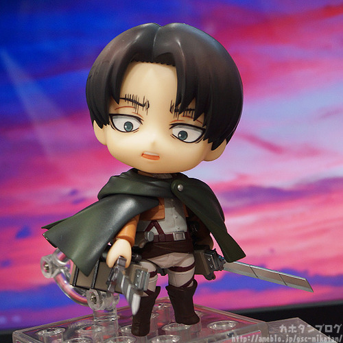 ohheichou:  plastichusbando:  お待たせいたしました＼人類最強！／「ねんどろいど リヴァイ」で遊んでみた！  OMG THE LAST ONE GIMME OMG 