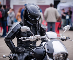 monsteroll:  grall:  I know of a few here who would appreciate this. ;] http://www.dudeiwantthat.com/autos/motorcycles/predator-helmet.asp  Hahaha me me me 