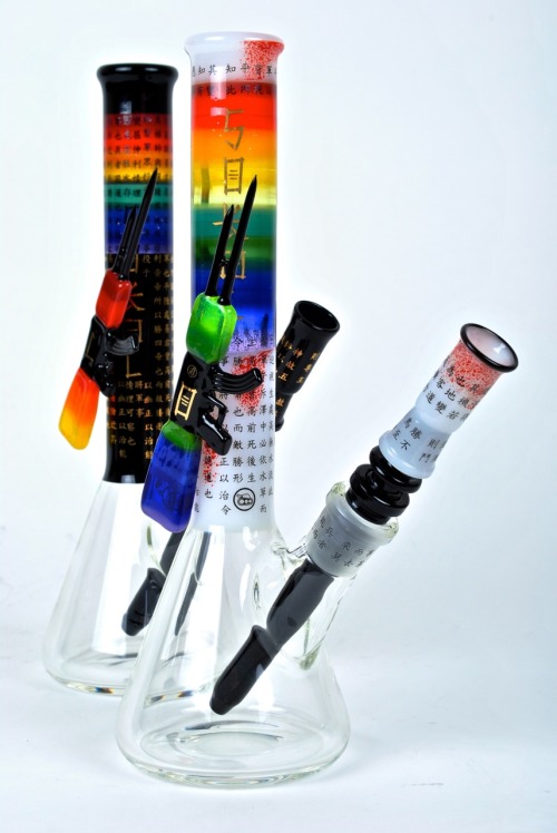 cheesenbiscuitsnthings:  Bang Bang Sokol Glass x Purdy “Assassinate the rainbow” 2 of 2 color fade AK Assassin sets