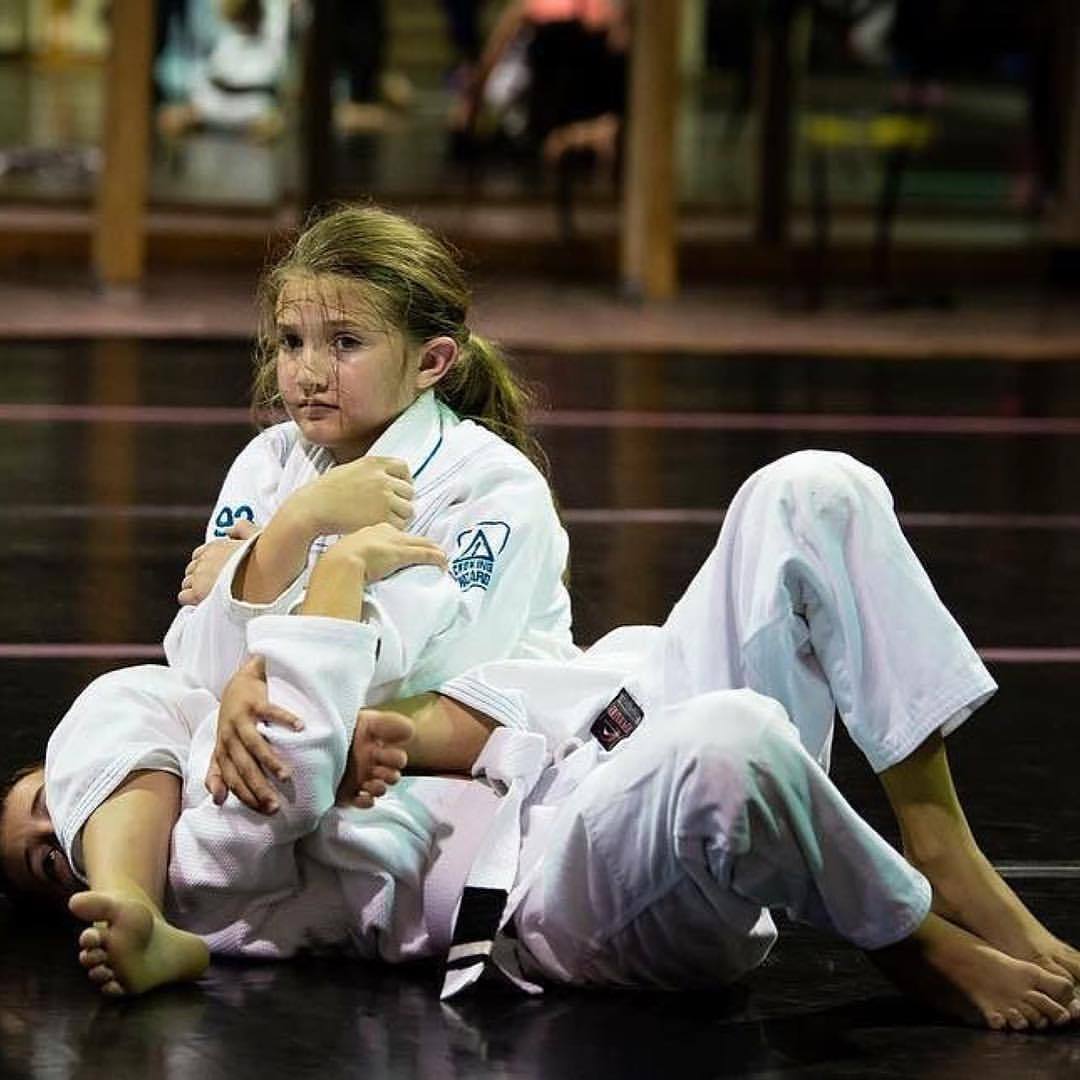 meljitsu:  #Repost @dadabney ・・・ Girls fight too. #nikon_owners #nikon #d600