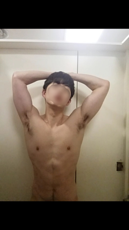 dirtyoutsidedick:  이렇게 올리면 더 자극적일려나 사실 저긴 탈의실이었지요ㅎㅎ 겨드랑이 성애자 엄청 많네요 냄새나는 내 겨드랑이 빨리고싶다..