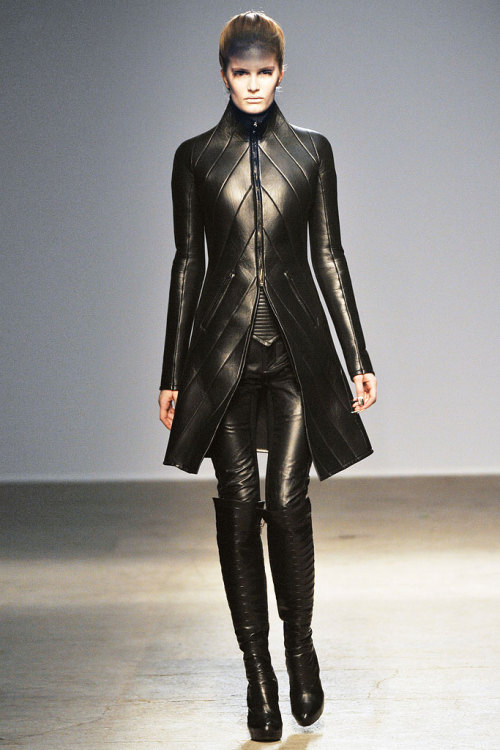 couture-heaux:Alla Kostromichova at Gareth Pugh Fall 2010 RTW