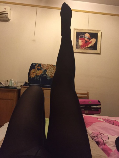 asstitsandpantyhose: 小骚的黑丝美腿，还摆出一副欲搓鸡巴的浪骚样，叫人看的下体充血，直挺挺的阴茎要用淫穴来止痒。来了大姨妈的美娇娘又是足交又是乳袭，挺拔的乳房把我夹的好不舒服，还用