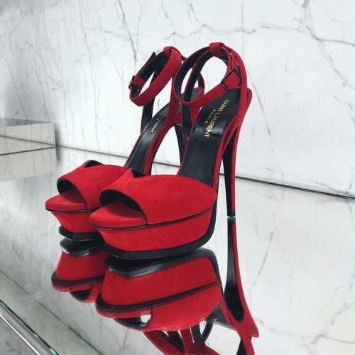 Hi sexy (: @dubaifashionista) #yslshoes #yslredshoes #saintlaurent #shoecloset #shoeclosetgoals #sh