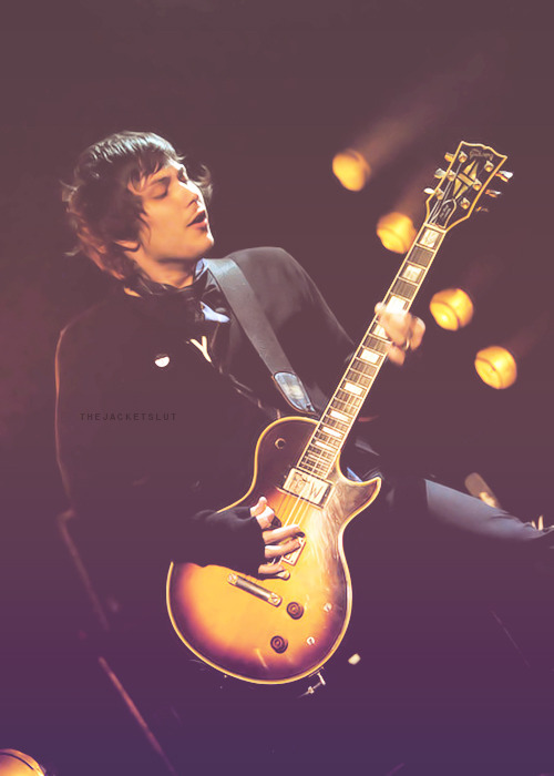 wow im shit at aesthetics but its frank iero and he makes it aesthetic