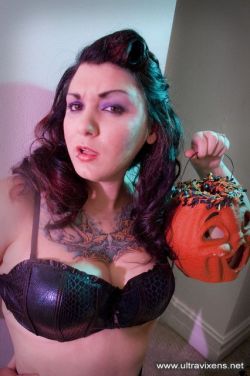 ohmygodbeautifulbitches:  Bettie Rampage is ready for Halloween! Submitted by bettierampage 