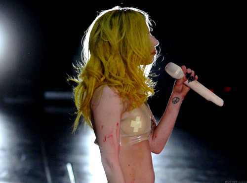 ladygagacentral:  http://bit.ly/13iJpGf 