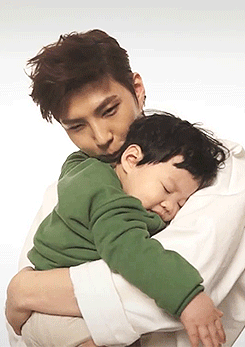 uri-hyukkie:  Leo and the sleeping baby 