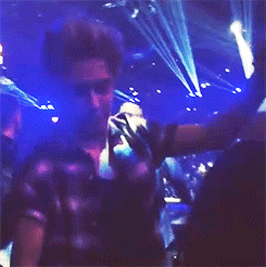 craicthatniall:  slow dancing with a little girl at iHeartRadio x 