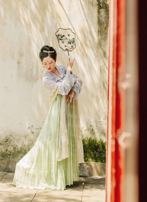 Traditional Chinese hanfu by 顾枝