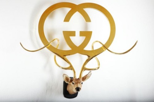 asylum-art-2:   Peter Peter Gronquist’s Taxidermy Gun Antlers  Peter Gronquist makes the  unlikely combination of taxidermy and symbols of power and luxury.  Taking the traditional forms of taxidermy, Peter creates gold and silver  antlers for the stuffed