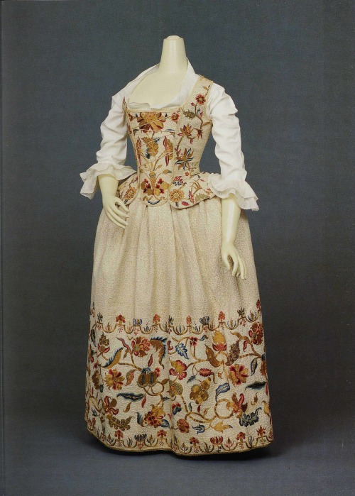 fripperiesandfobs:Waistcoat, stomacher and petticoat ca. 1700From Cora Ginsburg (auctioned 1997)