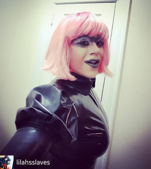 Credit to @lilahsslaves : #LatexDollMelody loves ger pink #wig all shined and sassy #rubberdoll. #la