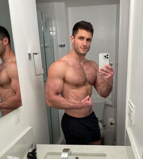 mbrillian:Sexy fukrnice muscles bro. I rate you 10/10. Biceps 10. Triceps fucking good. Your chest
