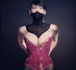 sweetfarthings:  This is just fabulous. Makes me wants some new corsets! -xoxo Alyssa 