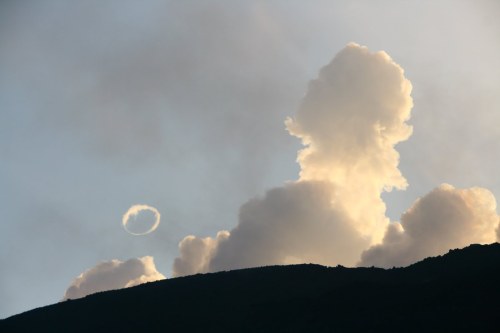 snuzifer-gordon-levitt:sixpenceee:A compilation of smoke rings from volcanosGod is doing vape tricks