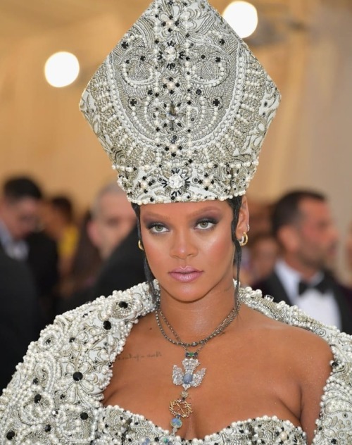 js-official:2018 MET GALA: BEST HEADPIECES, ACCESSORIES AND BEAUTY LOOKS! (PART 1)