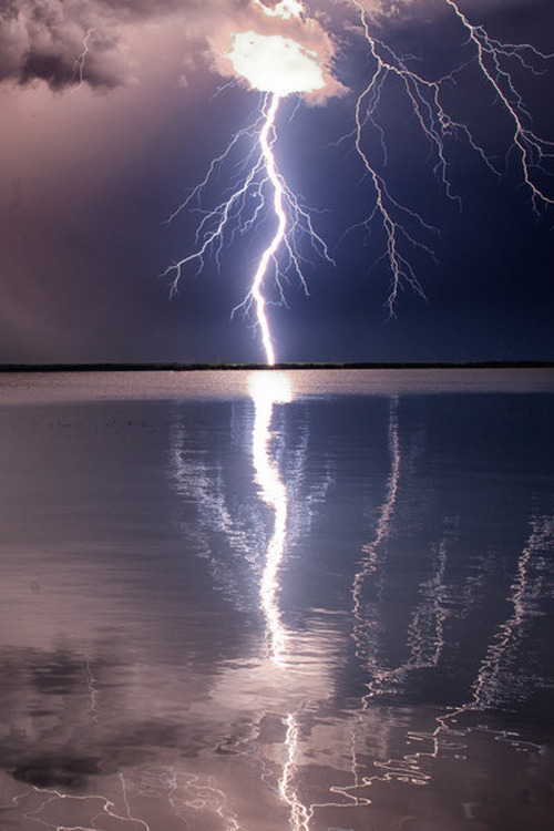 plasmatics:  Light over Water [via/more] By Drew May 