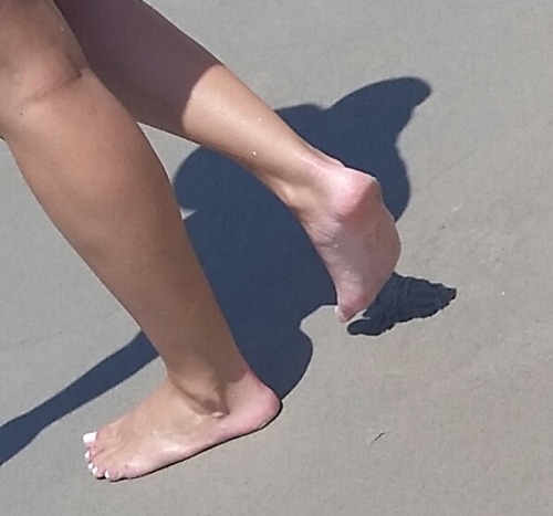 sexycandidfeet: Sexy teens at beach today