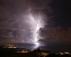 freakishlyawesomestuff:  A picture of lightning