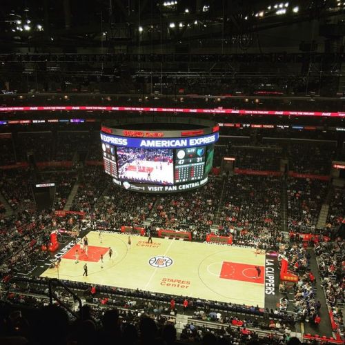 A Little B-Ball! #clippersgame #staplescenter #basketball #fashionfunpj (at Staples Center) https://