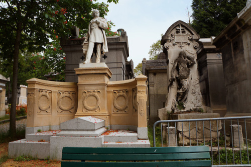 ofbeautsandbeasts:   Père Lachaise Cemetery Pt. 3 - Statues Edition - May 2018 If you have to be dead, be dead in style.