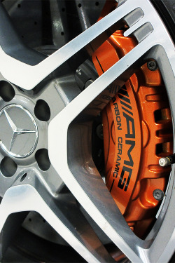 carbonking:  classy-captain: Mercedes-Benz AMG wheel rim and brake by classy-captain       (via TumbleOn)