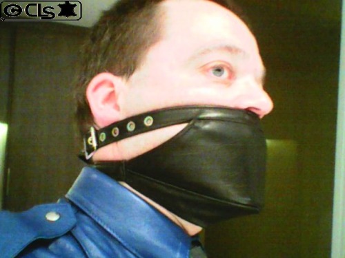 charonleathers: Me gagged gag available at RoB Amsterdam: http://www.rob.eu/nl/rob-leren-mond-en-kin-knevel.html 
