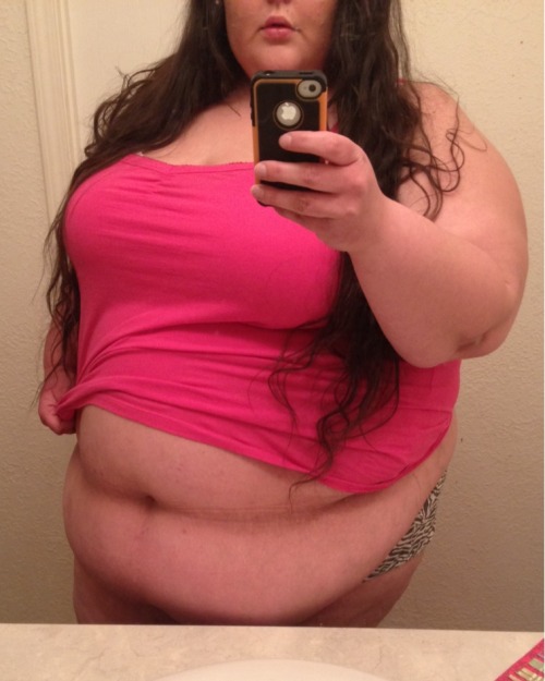 getbigger70:  fattymcphat:  Hair is a mess!! Too windy today!!!  Still deliciously fat!!