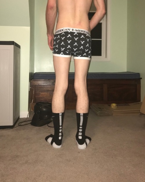 Mmmm fuck! What a perfect combo, nike elites and AE boxer briefs. And matching too so fucking hot! T
